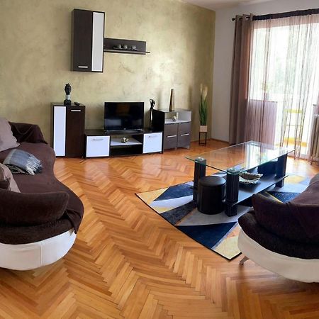 Carla'S Apartament Apartment Oradea Exterior photo